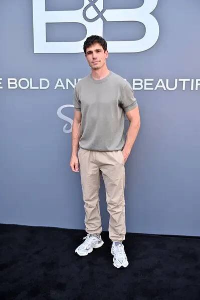 Tanner Novlan ที่ Bold and Beautiful Celebrates First Day of Taping ที่ Sunset Las Palmas Studios ในวันที่ 19 สิงหาคม ค.ศ. — รูปภาพสต็อก