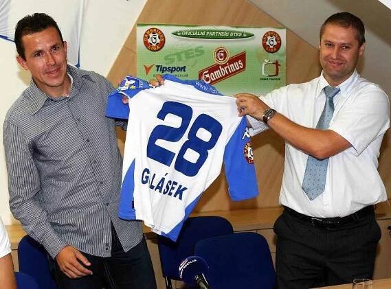 Tomáš Galásek na tiskové konferenci na ostravských Bazalech, kde ohlásil, že se stal hráčem Baníku Ostrava, představuje společně s Tomášem Truchou svůj nový dres