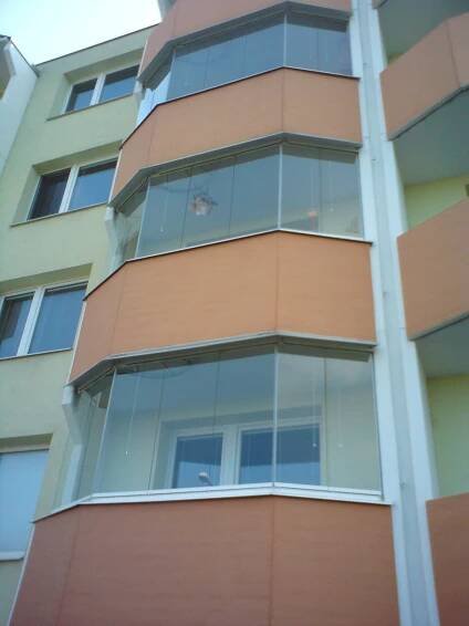 OPTIMI® spol. s r.o.: Zasklení lodžií originálním bezrámovým zasklívacím systémem OPTIMI®-KVADRO® - Stavební veletrh Brno