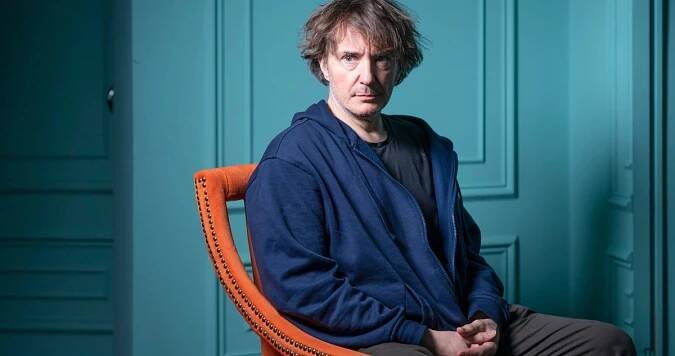 Sarkastický opilec z legendárního seriálu Black Books Dylan Moran opět přijede do Česka. Nenechte si to ujít! • Filmožrouti.cz