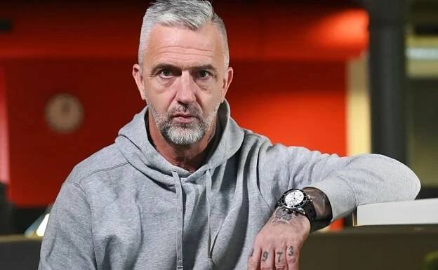 Herec Matouš Rajmont se oženil: Za manželku si vzal svou půvabnou partnerku Johanu, která zvolila netradiční černé svatební šaty