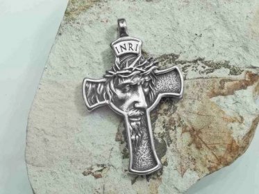 Významný náboženský symbol, ocelový přívěsek Kříž s Ježíšem