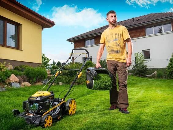 Multifunkční travní sekačka 4 v 1 s benzinovým motorem a pojezdem Riwall PRO RPM 5135