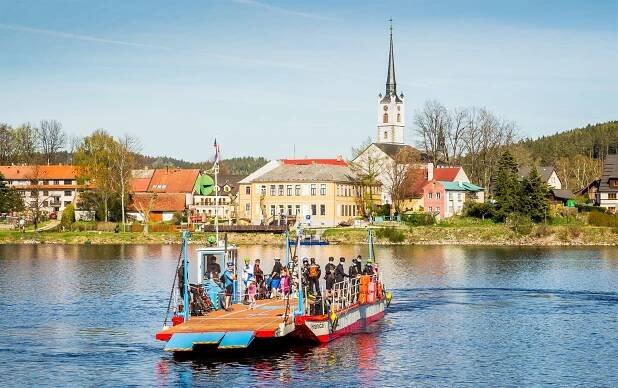 Přívozy už brázdí Lipno. Chybí jim školní výlety a rakouští turisté - regiony.impuls.cz
