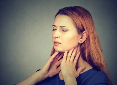 Nemocný mladá žena má bolesti v krku — Stock obrázek