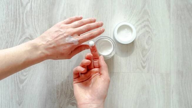 Ekzém na rukou nemusí být jen atopický. Co všechno jej může způsobit a kdy vyhledat lékařskou pomoc