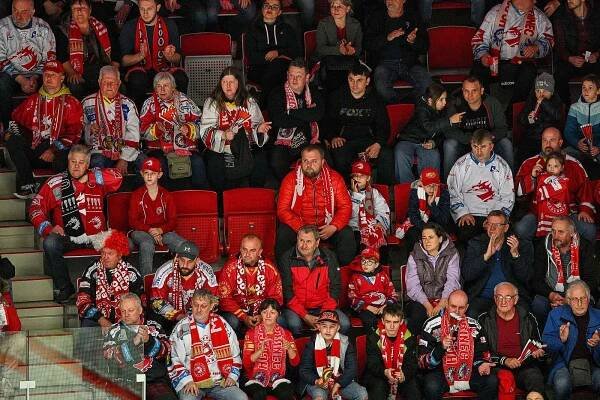 Finále play off hokejové extraligy - 6. zápas: HC Oceláři Třinec - HC Dynamo Pardubice, 26. dubna 2024, Třinec. Fanoušci.