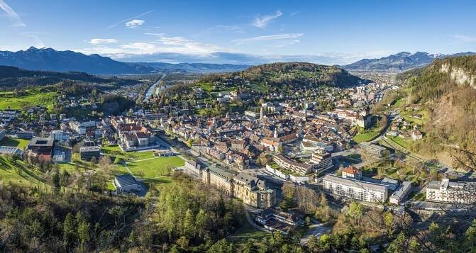 Blauer Himmel und Aussicht auf die Stadt Feldkirch