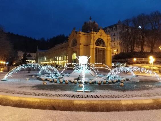 V Mariánských Lázních na kolonádě se rozzářil vánoční strom