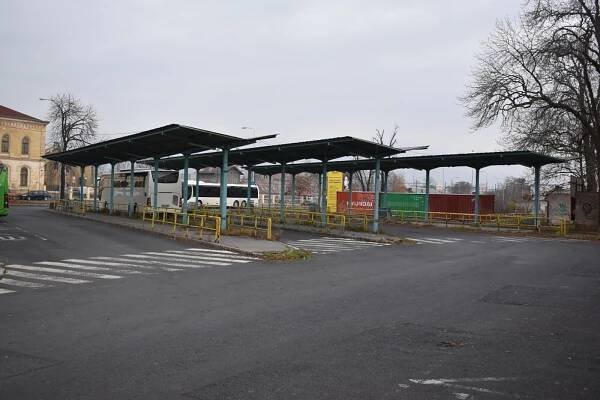 FOTO: Autobusové nádraží v Teplicích chátrá už přes 30 let. Co s ním bude?