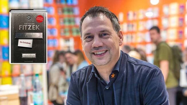 Sebastian Fitzek auf der Leipziger Buchmesse 2023 und das Cover zu „Die Einladung“