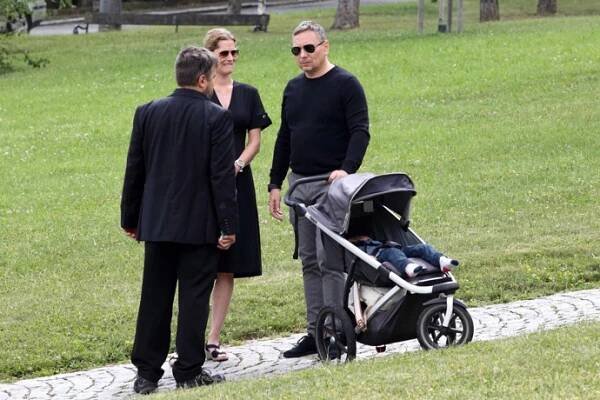 FOTO: Josef Abrhám mladší dorazil ke Kostelu sv. Anežky České dvě hodiny před samotným sačátkem smutečního rozloučení. – stránka 36