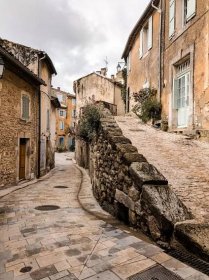 Provence France travel guide, focused on the Luberon, with recommendations on must-visit destinations, where to stay, and where to eat in the region. #travel #france #travelguide #abeautifulplate #provence