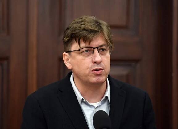 V komisi pro třetí odboj zůstal Blažek, nově byl zvolen disident Kroupa
