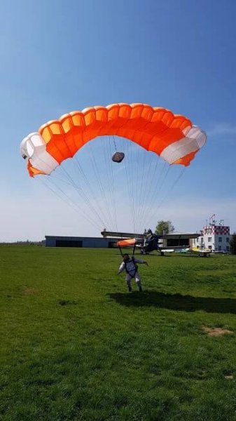 Tandemový seskok s padákem nebo základní výcvik až se 3 samostatnými seskoky