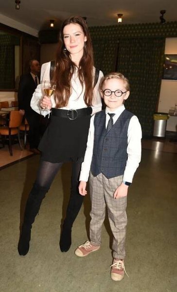 Na premiéře Mimořádné události Oliver Vyskočil pózoval fotografům také se svou sestrou Sárou Korbelovou. Tu mohou diváci znát ze seriálu Ulice.  