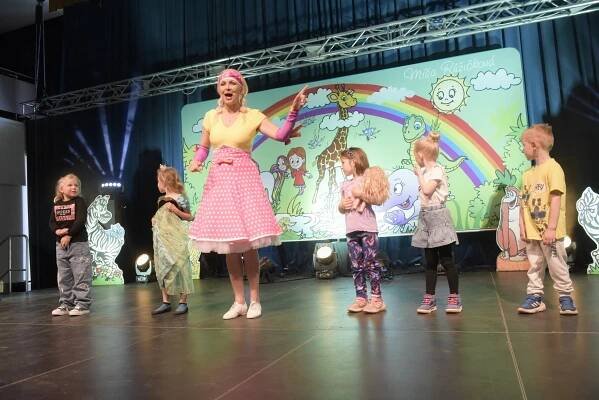 S Míšou Růžičkovou tančily v Kolíně děti na pódiu. Přidal se i dinosaurus