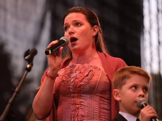 Tragédii středočeské obce připomněly Světlo za Lidice a Děkovný koncert
