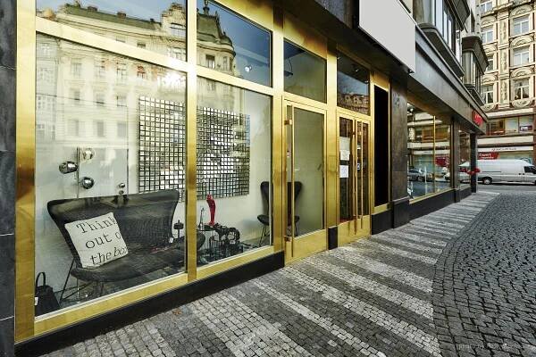 Kavárna s prodejnou nábytku na Jungmannově náměstí | CZECH DECO TEAM