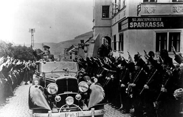 File:Bundesarchiv Bild 121-0016, Sudetenland, Besuch Wilhelm Frick.jpg - Wikimedia Commons