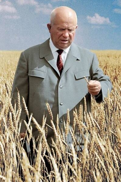 Nikita Sergejevič Chruščov (* 15. dubna 1894 Kalinovka, Ruské impérium – 11. září 1971 Moskva, Sovětský svaz) byl sovětský politik a státník, který v letech 1953 až 1964 zastával funkci prvního tajemníka ústředního výboru Komunistické strany Sovětského svazu a v letech 1958 až 1964 byl současně předsedou rady ministrů (tj. premiérem) Sovětského svazu (SSSR). Formální hlavou státu byl za jeho vlády Kliment Vorošilov a od roku 1960 Leonid Brežněv. ▬ Jeho vláda přinesla odhalení Stalinova kultu osobnosti a následně částečnou destalinizaci SSSR, první a největší úspěchy sovětského kosmického programu a řadu relativně liberálních reforem v oblasti domácí politiky. Na druhé straně nechal potlačit maďarské povstání a podepsal se na vyhrocení Studené války do tzv. Karibské krize. Jako jeden z mála sovětských vůdců nevládl až do smrti; svými straníky byl odstaven od moci v roce 1964, kdy jej nahradil dosavadní předseda Nejvyššího sovětu Leonid Brežněv.