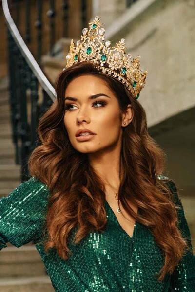 Miss Global Karolína Kokešová nafotila první oficiální fotografie po své korunovaci