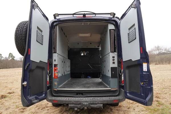 Ford Transit 4x4 přizpůsobený pro práci. Obytná vestavba je vyjmutá, a auto nabízí dostatek prostoru pro převoz materiálu a nářadí.