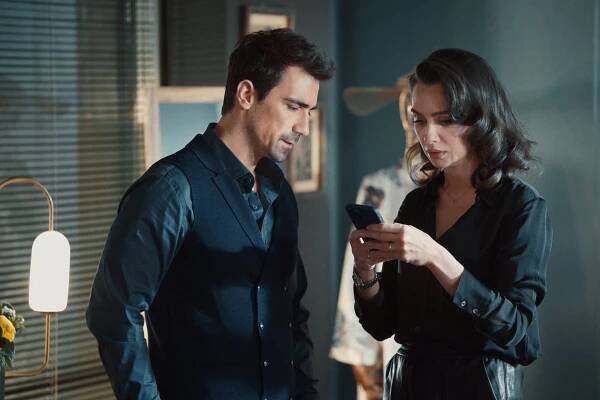 Ibrahim Celikkol and Birce Akalay in Kuş Uçuşu (As the Crow Flies)