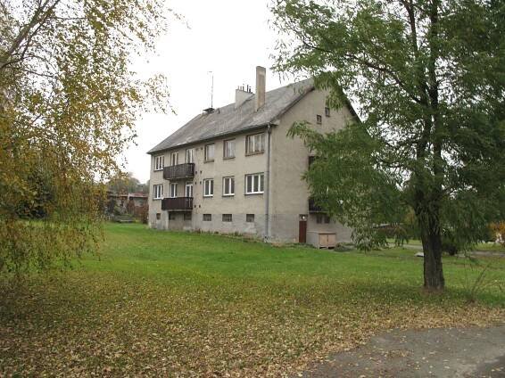 Soubor:Luhy (Horní Benešov), bytovka.jpg