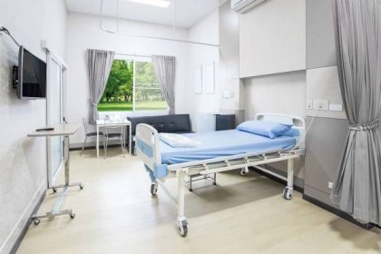 Nemocniční pokoj s lůžky a komfortní lékařské vybavení v moderní nemocnici — Stock fotografie