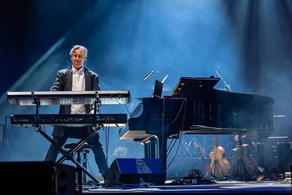 FOTOREPORT: Pražské O2 universum si poslechlo ikonické skladby Mikea Oldfielda, dirigování se ujal Robin Smith