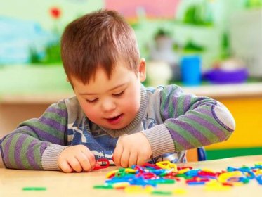 roztomilé dítě s downovým syndromem hrající ve školce - autismus - stock snímky, obrázky a fotky
