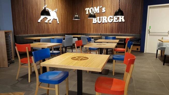 Tom's Burger OC Westfield Chodov, nábytek pro restaurace | Ateliér Dako