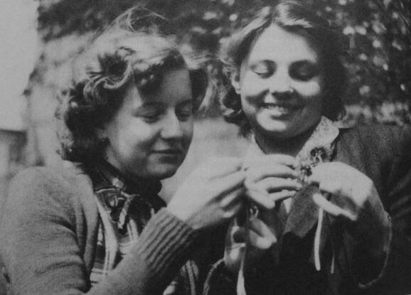 rok 1954 - s kamarádkou Irenou Neuhauserovou v Liberci za studií
