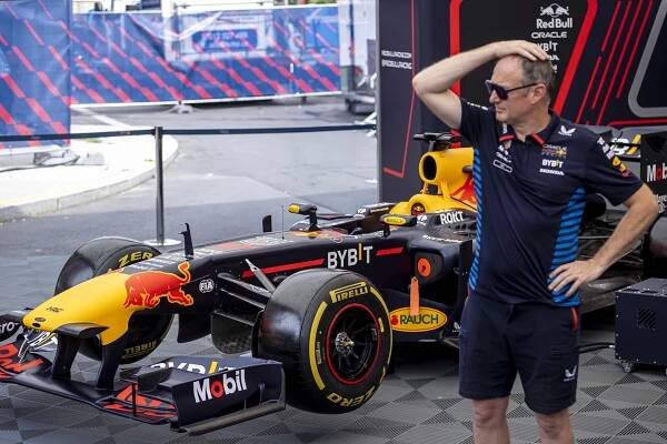 FOTO: Formule 1 v Česku. Centrem Prahy se proháněl David Coulthard