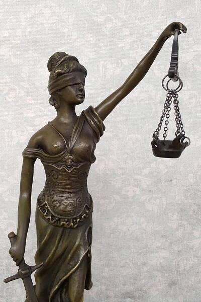 Spravedlnost - Justice - Themis bronzová socha soška spravedlnosti | Aukro