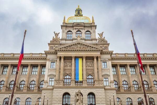 Ukrajinská vlajka na budově Národního muzea (archivní... | iROZHLAS - spolehlivé zprávy