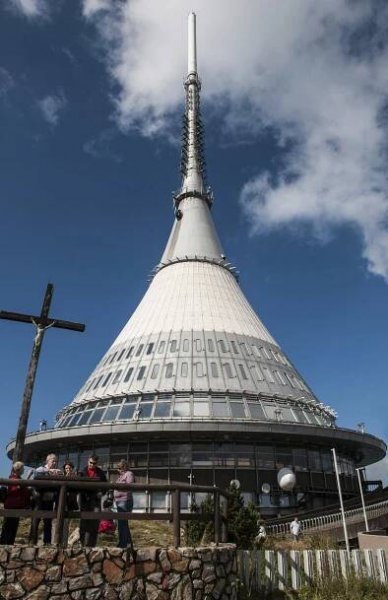 Vysílač Ještěd slaví 50 let. „Musím prodloužit horu,“ věděl architekt Hubáček