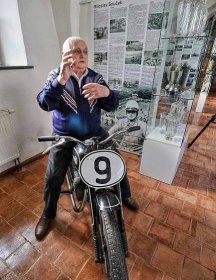 Legenda českého motokrosu Miloslav Souček usedl na stroj, se kterým začínal před více než sedmdesáti lety soutěžit a vzpomínal na svá vítězství i začátky motokrosového jezdce.