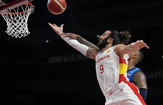 Ricky Rubio (9) ze Španělska zakončuje na americký koš, fauluje ho Damian...