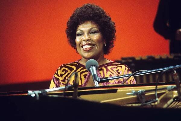 Roberta Flack, 'The First Time Ever I Saw Your Face' Singer, Dies at 88: 'We Are Heartbroken'