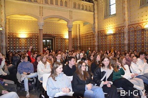 Beseda s Jiřím Mádlem – Biskupské gymnázium J. N. Neumanna České Budějovice