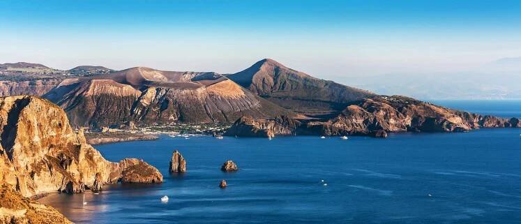 Liparsk ostrovy - pohled z vyhldky Quattrocchi na ostrov Lipari na severn stranu ostrova Vulcano, uprosted nzk sopen kuel Fossa