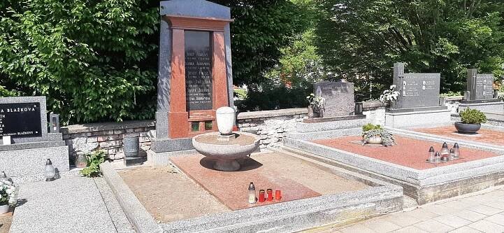 Josef Abrhám (†82) neleží ani 88 dnů po smrti v hrobě: Pohřbení brzdí sestra!