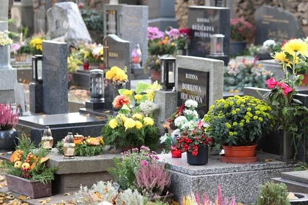 Dušičkový víkend a světlo pro zesnulé. Pozůstalí zavzpomínali na své blízké