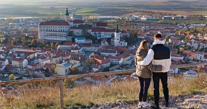 Krásnou oblast Mikulova a Pálavy popularizují také seriály a filmy. Vlny turistů se ale na přírodě podepisují