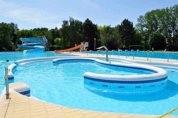 Letní koupaliště a bazén Mělník — sportovní a rekreační areál s celoročním provozem