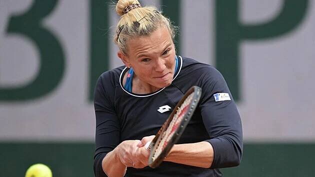 Kateřina Siniaková returnuje v zápase druhého kola Roland Garros.