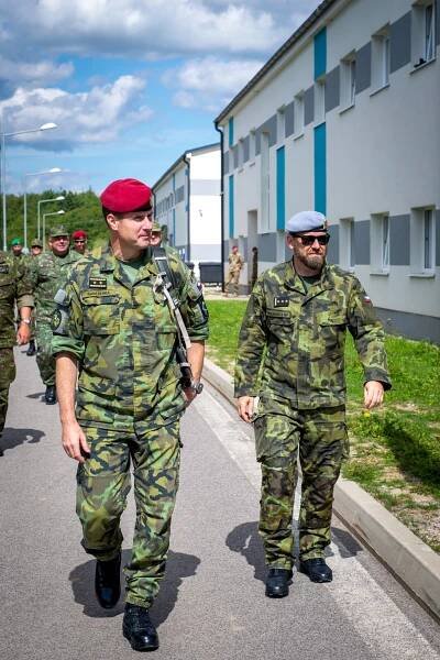 Náčelník Generálního štábu Armády České republiky generálmajor Karel Řehka a velitel Mnohonárodního bojového uskupení na Slovensku plukovník gšt. Ladislav Bujárek