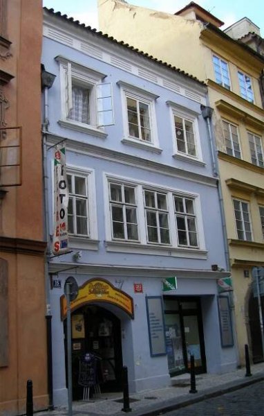 Soubor:Měšťanský dům U tří duh (Malá Strana), Praha 1, Lázeňská 15, Malá Strana.jpg – Wikipedie